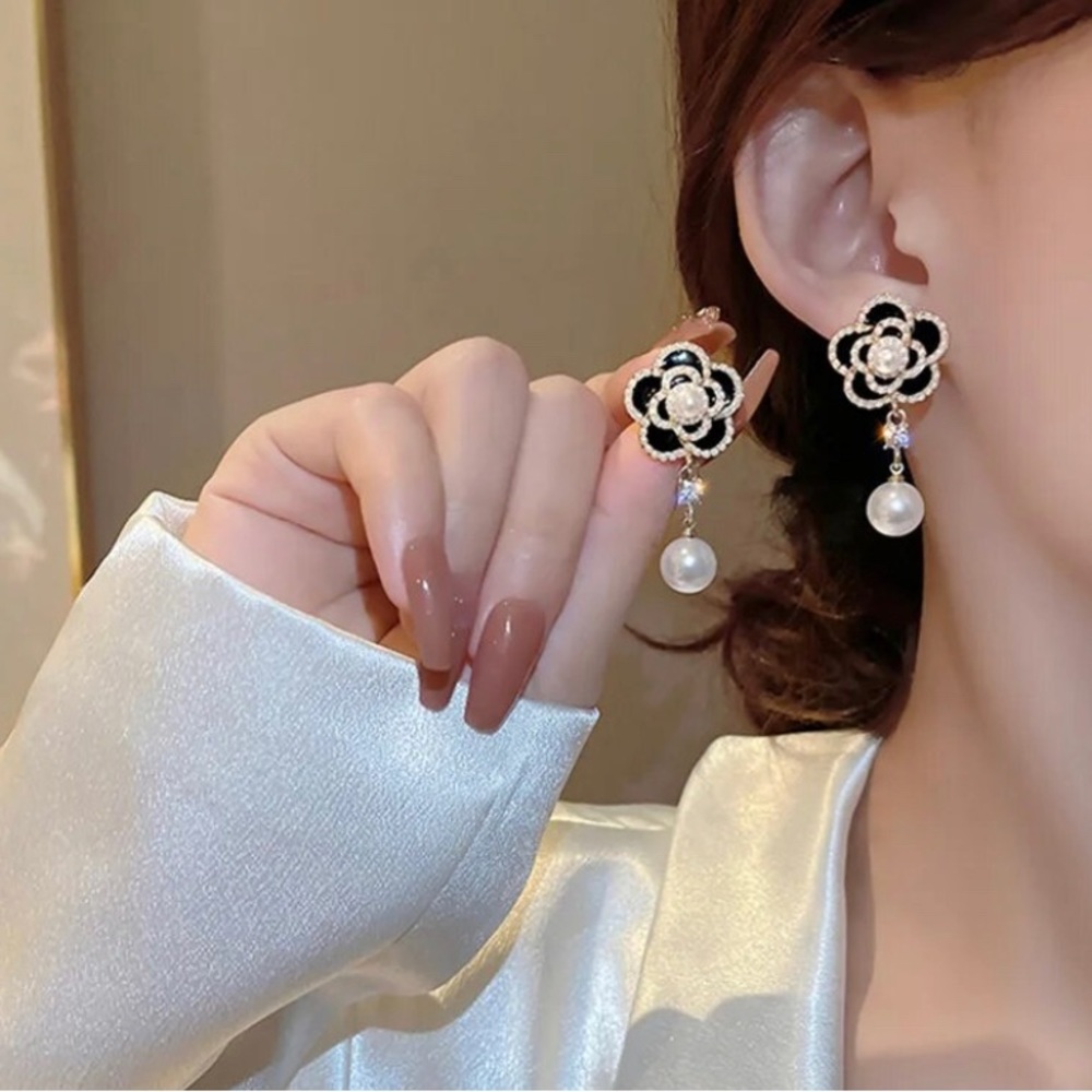 NWT Designer Black & White Flower Camellia Pearl Drop Earrings - Picture 2 of 6